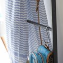 Detail van een blauw tasje dat aan een S-haak hangt aan de ladder.