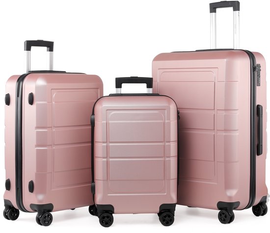 Drie roze koffers van verschillende groottes naast elkaar op een witte achtergrond.