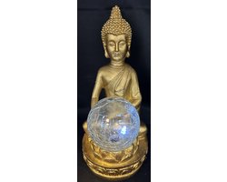 Decoratieve solarlamp "zittende boeddha" - Goud - polyresin - met craquele glazen bol - met 1 LED - Staand model - hoogte 19 x 11 x 9 cm - Tuindecoratie - Tuinverlichting - Boeddha's