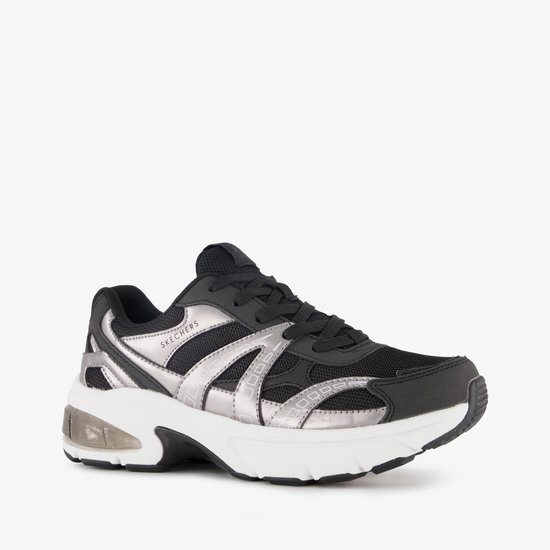 Zwarte Skechers sneaker met zilverkleurige en witte accenten. Zichtbare luchtdemping in de hak.