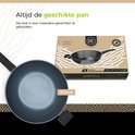 Zwarte wokpan van 32 cm met een donkergrijs interieur en de verpakking.