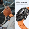 Zwarte smartwatch met oranje bandje, gedragen door een persoon op een boot.