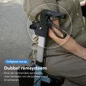 Een close-up van de remhendels van een rollator. De tekst 'Veiligheid voorop' en 'Dubbel remsysteem' staat erbij.