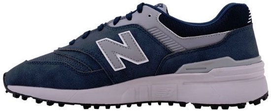 Chaussure de golf New Balance bleu marine avec détails gris et 'new balance' sur la semelle.