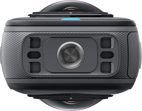 Zwarte Insta360 camera met geribbelde zijkanten, een grote lens en een blauw indicatielampje, op een zwarte achtergrond.