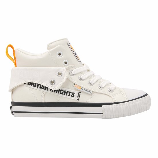 Witte hoge sneaker van British Knights met oranje lus, tekst op de omklapbare kraag en zwarte strepen op de zool.