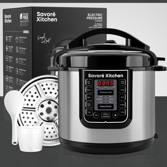 Elektrische snelkookpan Savoré Kitchen 6L met accessoires: stoommand, lepel, maatbeker. Doos met productinformatie.