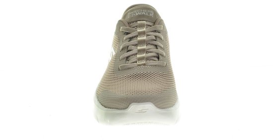 Vooraanzicht van een beige Skechers Go Walk Flex sneaker met mesh bovenwerk en crèmekleurige zool.