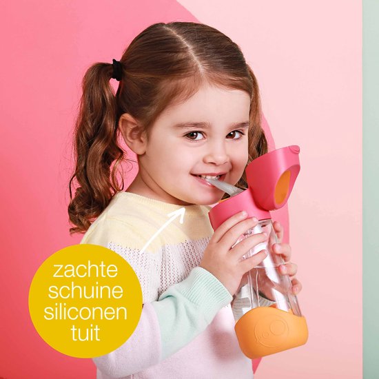 Meisje met een roze drinkfles met zachte siliconen tuit.