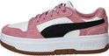 Roze suède Puma sneakers met witte en zwarte strepen op een witte plateauzool.