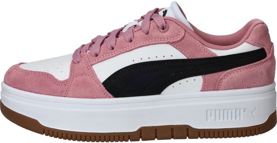 Roze suède Puma sneakers met witte en zwarte strepen op een witte plateauzool.