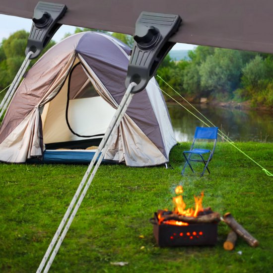 Twee zwarte zeilklemmen met touwen bevestigd aan een luifel, met een tent, vuur en stoel op de achtergrond.