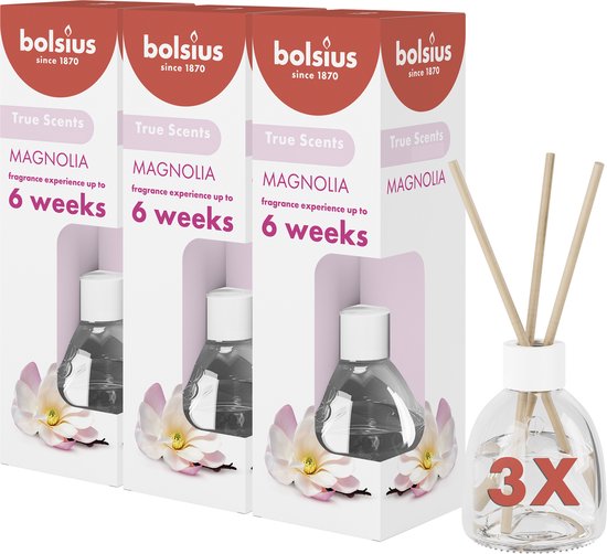Drie verpakkingen Bolsius True Scents geurstokjes Magnolia en één glazen geurverspreider met stokjes.