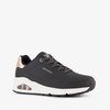 Zwarte Skechers damessneaker met roze accenten, witte zool met luchtdemping en veters.