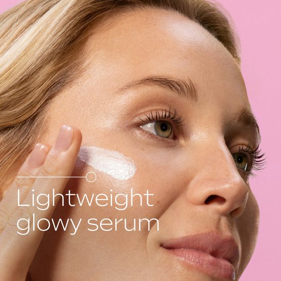 Close-up van vrouw die lichtgewicht glow serum op haar wang aanbrengt.