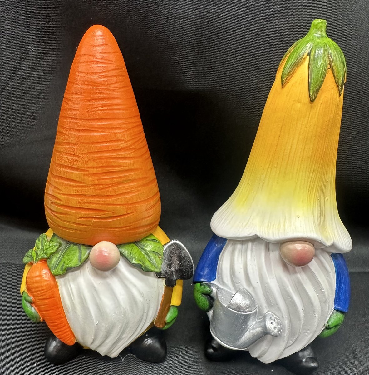 Polyresin tropische (tuin) kabouters " Kabouter met wortel muts en schop en Kabouter met bloem muts en gieter " - Set van 2 stuks - meerkleurig - Hoogte 13 x 8 x 6 cm - Woonaccessoires - Tuinaccessoires - Tuindecoratie