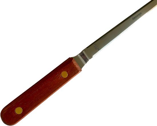 Metalen briefopener met een roodbruin houten handvat, bevestigd met twee klinknagels.