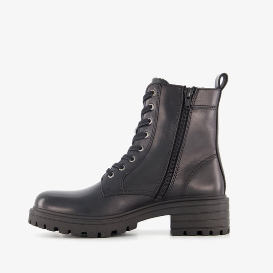 Zwarte leren veterboot met rits en veters, dikke profielzool, zij-aanzicht.