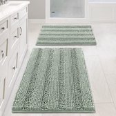 Set van twee saliegroene chenille-badmatten voor een badkamerijdelheid.