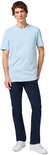 Model draagt een lichtblauw T-shirt en een donkerblauwe Wrangler regular fit jeans met witte sneakers.