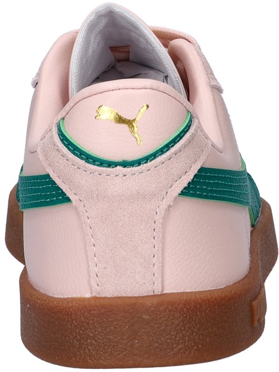 Achterkant van een roze PUMA sneaker met groene stripe en goudkleurig logo.