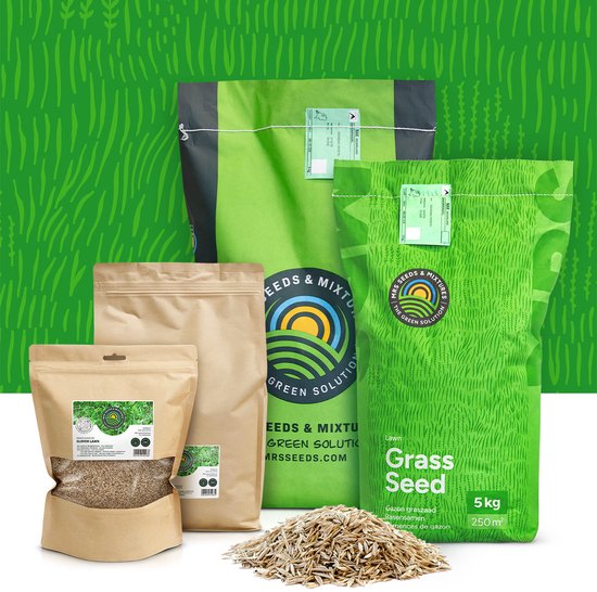 Verschillende zakken graszaden, waaronder een grote groene zak van 5 kg en bruine kraftzakken.