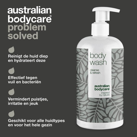 White body wash fles met groen bladpatroon. Tekst: "Reinigt de huid diep en hydrateert deze", "Effectief tegen vuil en bacteriën", "Vermindert puistjes, irritatie en jeuk", "Geschikt voor alle huidtypes en voor het hele gezin".