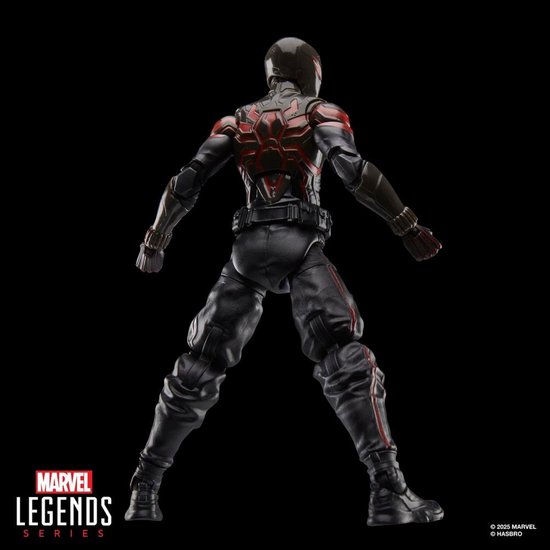 Actiefiguur in zwart en rood Spider-Man kostuum, van achteren gezien met rood spinnenwebdetail op de rug.