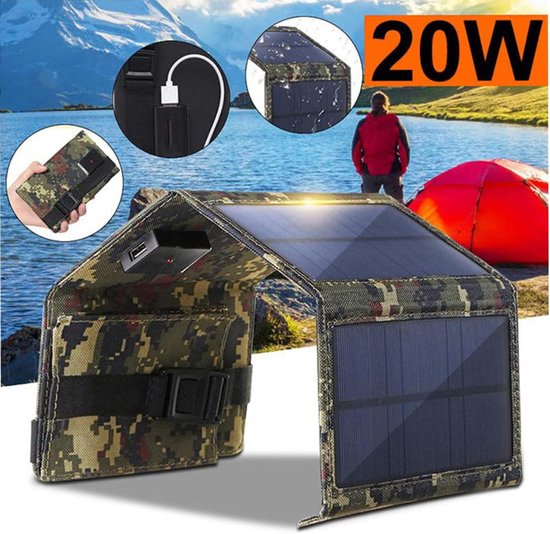 Opvouwbaar zonnepaneel (20W) met camouflageprint, opengeklapt en rechtopstaand, bij een meer en tent. Met detail van USB-poorten.