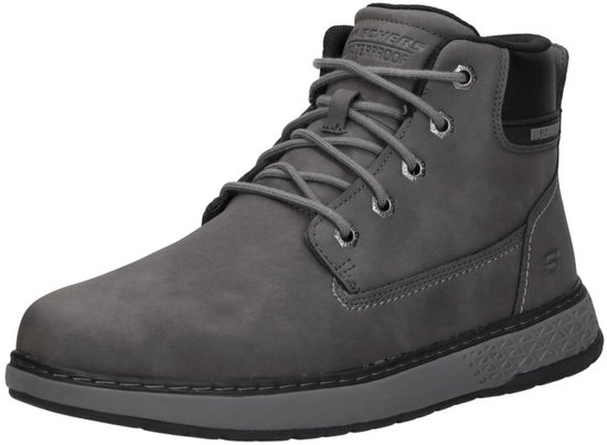 Donkergrijze veterschoen, veters, metalen oogjes, 'WATERPROOF'-patch en een patroon op de zool.