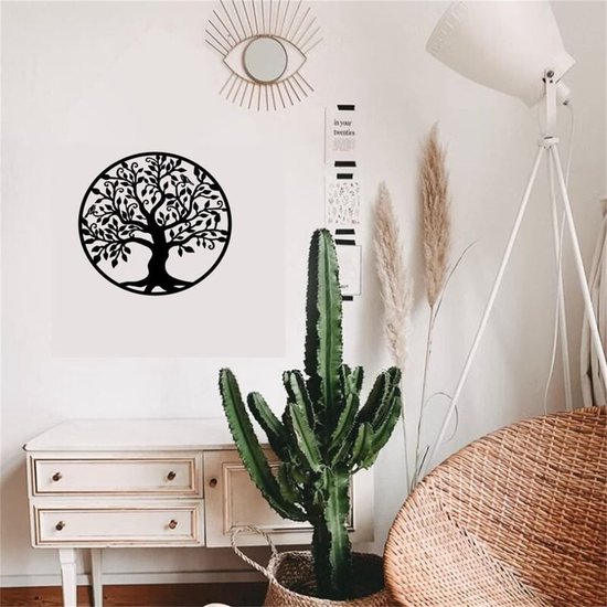 Décoration d'arbre de vie en métal noir avec branches et feuilles détaillées dans un cercle, suspendue à un mur blanc au-dessus d'un buffet.