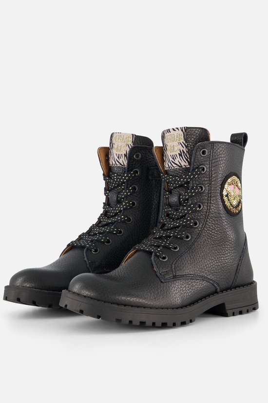 Paire de bottes à lacets noires en cuir avec des lacets contrastants et un patch à paillettes.