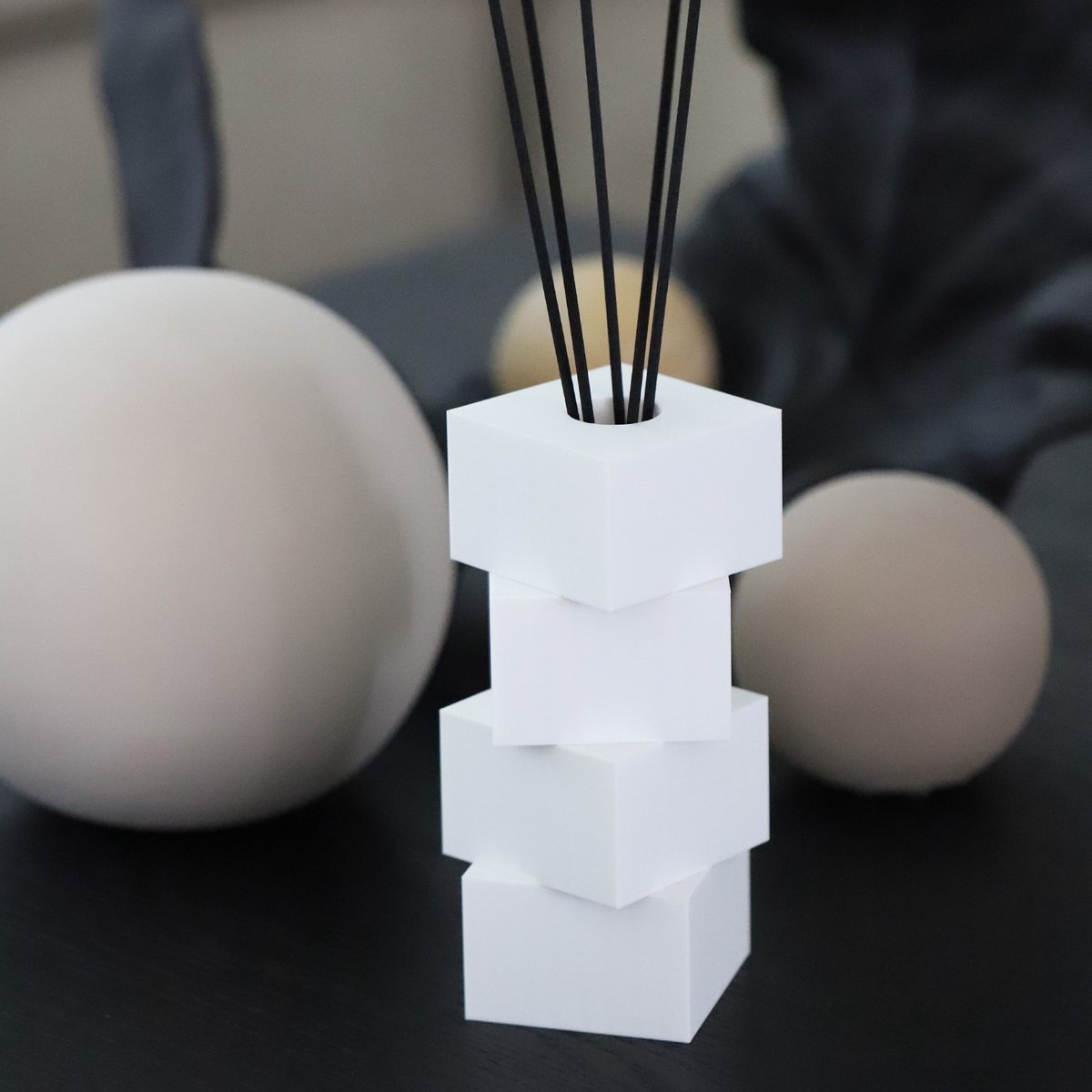 Mat Witte Geurstokjeshouder met Structuur – Black Diamond Geur – Luxe Navulbare Geur Diffuser 200 ml – Zwarte Stokjes – Elegant Huisparfum