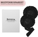 Twee zwarte satijnen slaapmutsen met strikken en een Beyza-geschenkdoos.