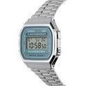 Zilverkleurig Casio horloge met groen digitaal display en metalen band, schuin van voren.