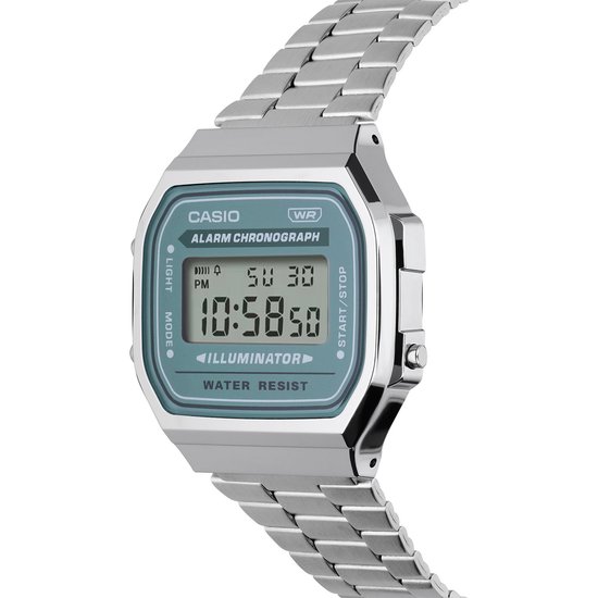 Zilverkleurig Casio horloge met groen digitaal display en metalen band, schuin van voren.