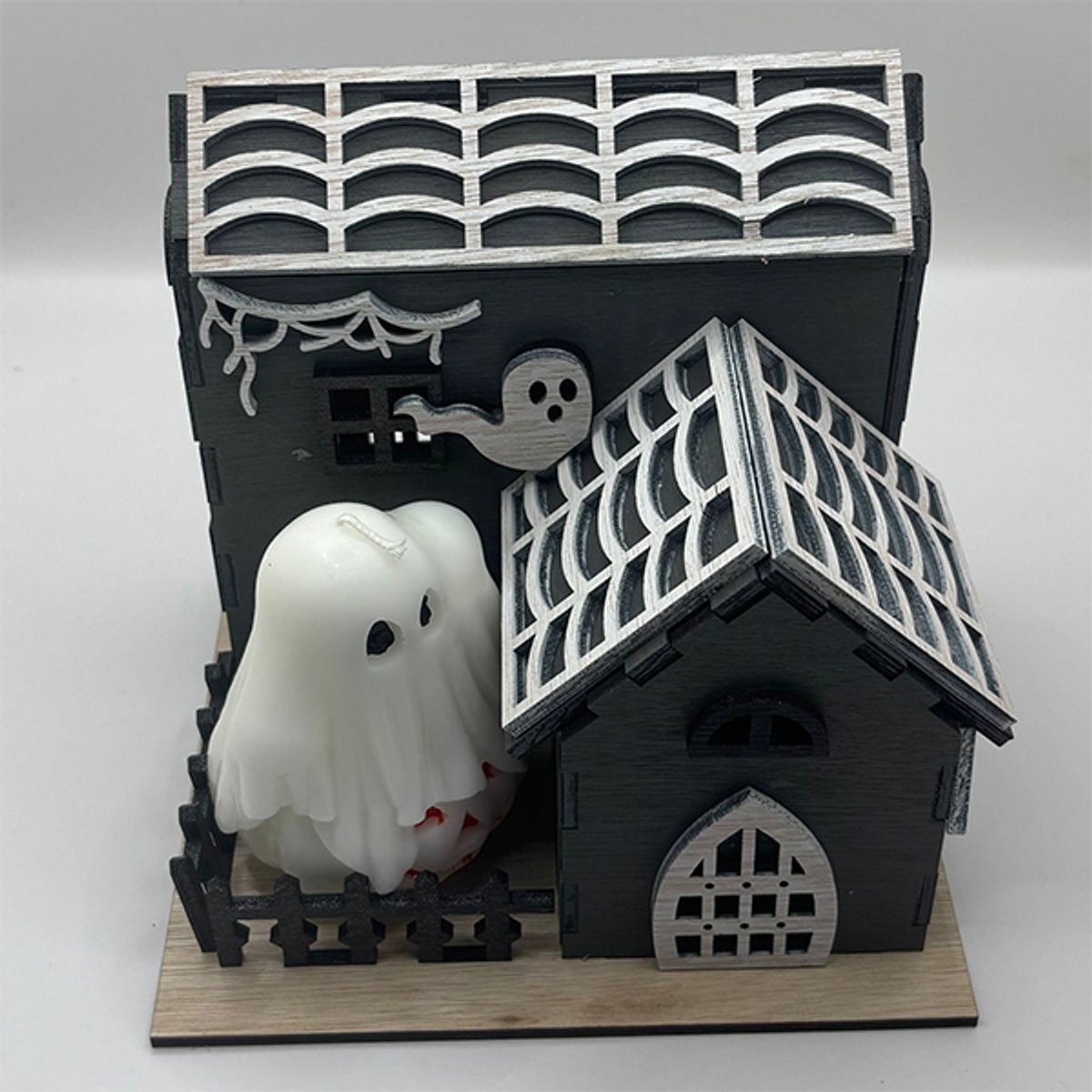 Handgemaakte Geurkaars in de Vorm van een Spookje met Houten Huisje – Halloween Kaars met Pompoengeur en Decoratie voor Herfst of Feestjes