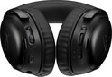 Zwarte HyperX Cloud III S Wireless gaming headset, van bovenaf gefotografeerd op een zwarte achtergrond.