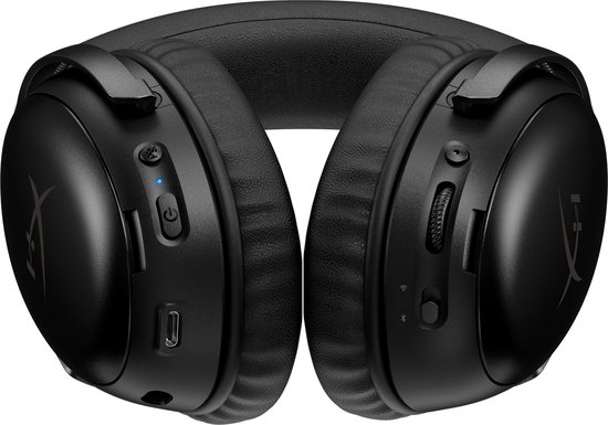 Zwarte HyperX Cloud III S Wireless gaming headset, van bovenaf gefotografeerd op een zwarte achtergrond.