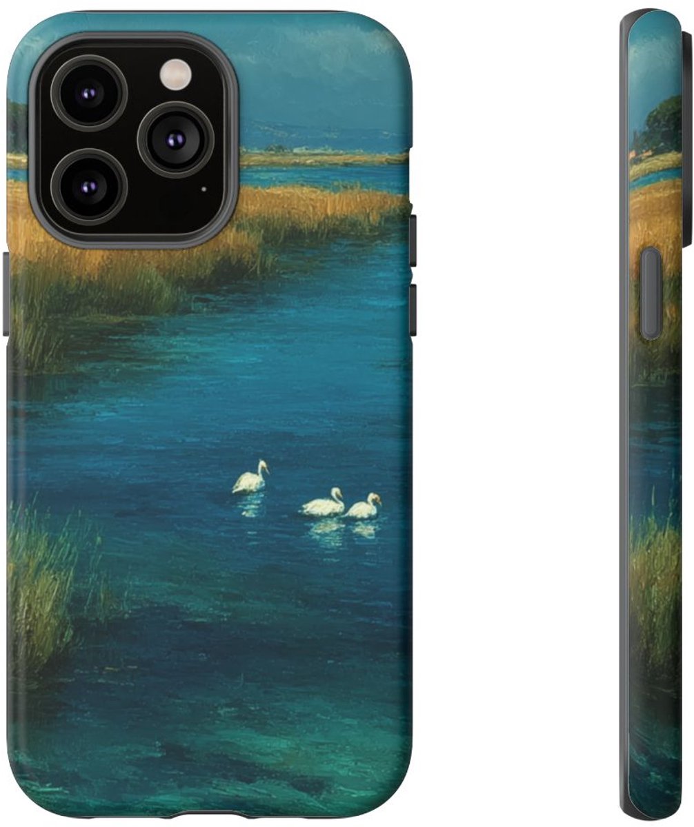 Rustig Moeraslandschap met Zwanen – Telefoonhoesje Geschikt voor iPhone 14 Pro Max