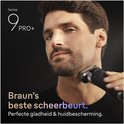 Homme se rasant le cou avec un rasoir Braun Series 9 PRO+, argent et noir.