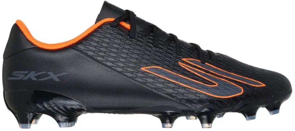 Zwarte Skechers Elite MG voetbalschoenen met oranje accenten, ontworpen voor comfort en optimale prestaties op het veld.