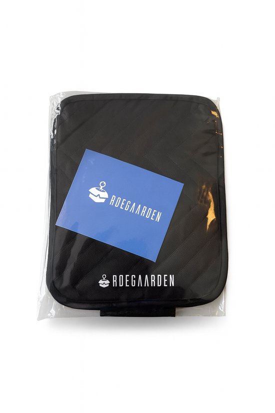 Zwarte pannenlap verpakt in plastic, met een blauw insteekkaartje met het Roegaarden logo.