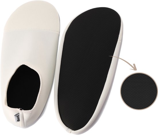 Witte waterschoentjes met een detail van de antislip zool met hexagonpatroon.