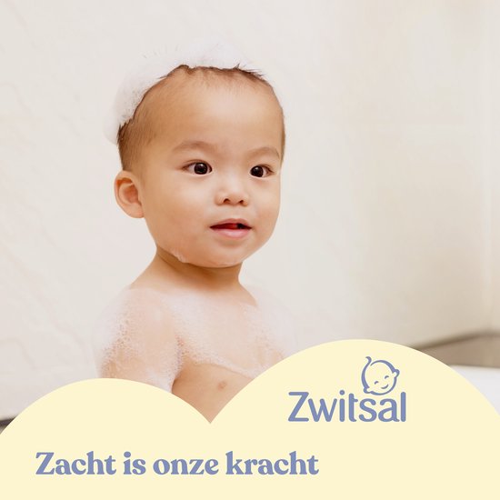 Een schattige baby met zeepbellen in bad, met het Zwitsal logo en tekst 'Zacht is onze kracht'.
