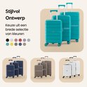 Drie turquoise koffers van verschillende formaten en een selectie van andere beschikbare kleuren.