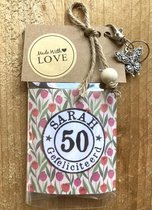 Thee cadeau met de tekst 'Sarah 50 gefeliciteerd', met sleutelhanger en bedeltje, 4 verschillende theezakjes, Sarah, 50 jaar, verjaardag, lief kadootje, theekado, geschenkpakket, relatiegeschenk, cadeaupakket