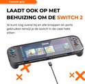 Nintendo Switch 2 met zwarte console grip, aangesloten met oplader, alle knoppen toegankelijk.