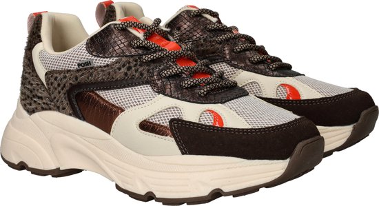 Bruine dames sneakers met luipaardprint, oranje details en beige zolen.
