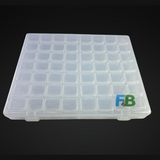 Gesloten, transparante opbergdoos met 56 vakjes. Een logo met F4B is zichtbaar op de rechteronderhoek.